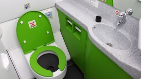 Letuška prozradila tajemství o palubních toaletách, ze kterého vám naskočí husí kůže