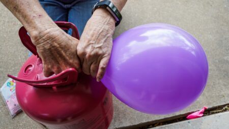 Je možné vzlétnout na heliových baloncích? Ano – nevýhody však značně převyšují