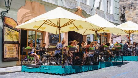 „Hezké“ věci, které děláte v restauraci a obsluhu jimi přivádíte k šílenství: „Nesnažte se být přehnaně milí,“ říká servírka