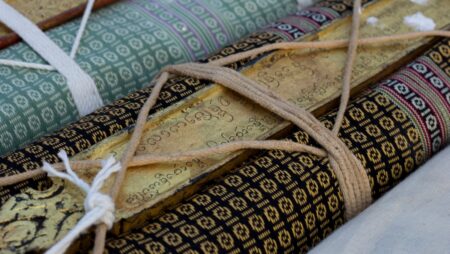 Buddhističtí mnichové měli pro lidstvo důležité zprávy a poselství. V šifrách je ukryli do starověkých svitků