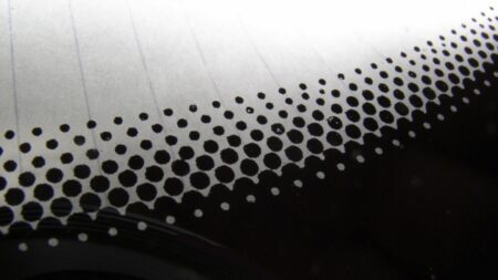 K čemu jsou ty malé černé tečky na kraji autoskel? Zdaleka neplní jen estetickou funkci, možná už vám 100krát zachránily život