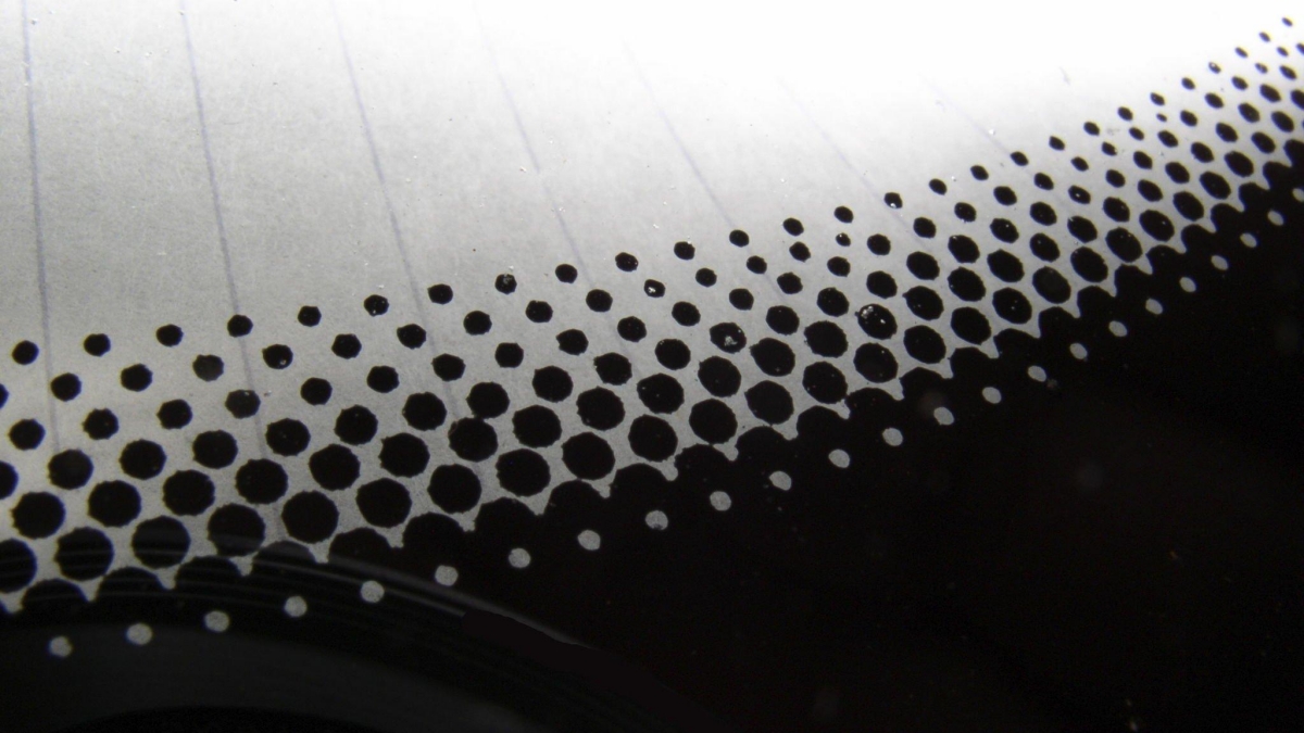 Černé tečky na kraji autoskel nejsou jen na ozdobu. Nejednomu z nás už zachránily život