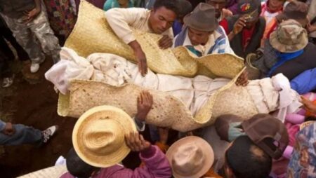 Kousání do mrtvol a sáhodlouhé rozhovory dlouho po smrti: Top 5 nejbizarnějších rituálů pohřbívání z celého světa