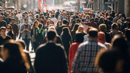 Nejpodivnější památka celé Evropy je umístěna v jezeře. Turisti se mohou zbláznit a městečko díky ní vydělává miliony