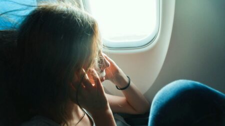 Proč se během letu ucpávají uši a co se s tím dá dělat? Pomůže žvýkačka i Valsalvův manévr