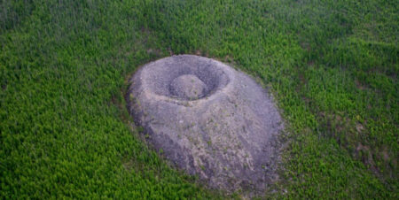 Tajemný „Patomský kráter“ nacházející se uprostřed ničeho. Pokud se u něj kdokoli zdrží, nastane obrovské neštěstí