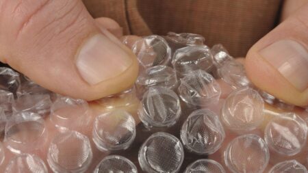 Bublinková folie může zachránit život. Všichni by se jí měli postupně vybavit, neztratí se ani v každodenním životě