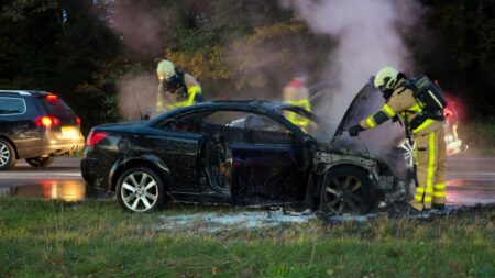 Věci, které v autě nesmí za žádnou cenu zůstat delší dobu. Řidiči si často neuvědomují, že riskují život celé rodiny