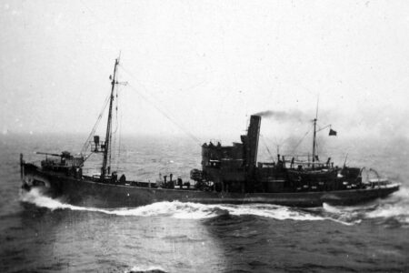 80 let po ztroskotání nacistické lodi unikají do moře toxické chemikálie. V okolí vraku vznikl unikátní život