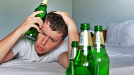 Jak se rychle dostat z kocoviny: Trik se solí pomůže ráno, máslové kuličky jsou skvělá prevence