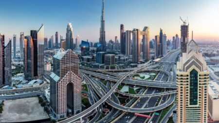 Temná strana Dubaje: Za nablýskanými mrakodrapy se skrývá nechutná skutečnost a za běžné věci se zavírá do vězení