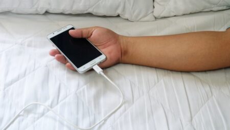 Nejhloupější nápad vůbec –⁠ zapojit mobil do nabíječky přes noc. Odnese to zařízení i jeho majitel