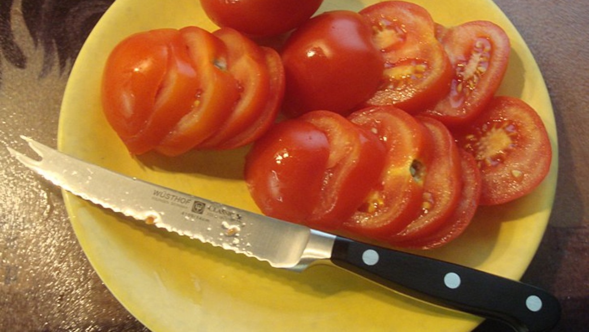 Co vlastně jíme, když se rajčata přes noc barví do červena, aby v regálech vypadala lákavě? Kvůli tomu jsou téměř bez chuti