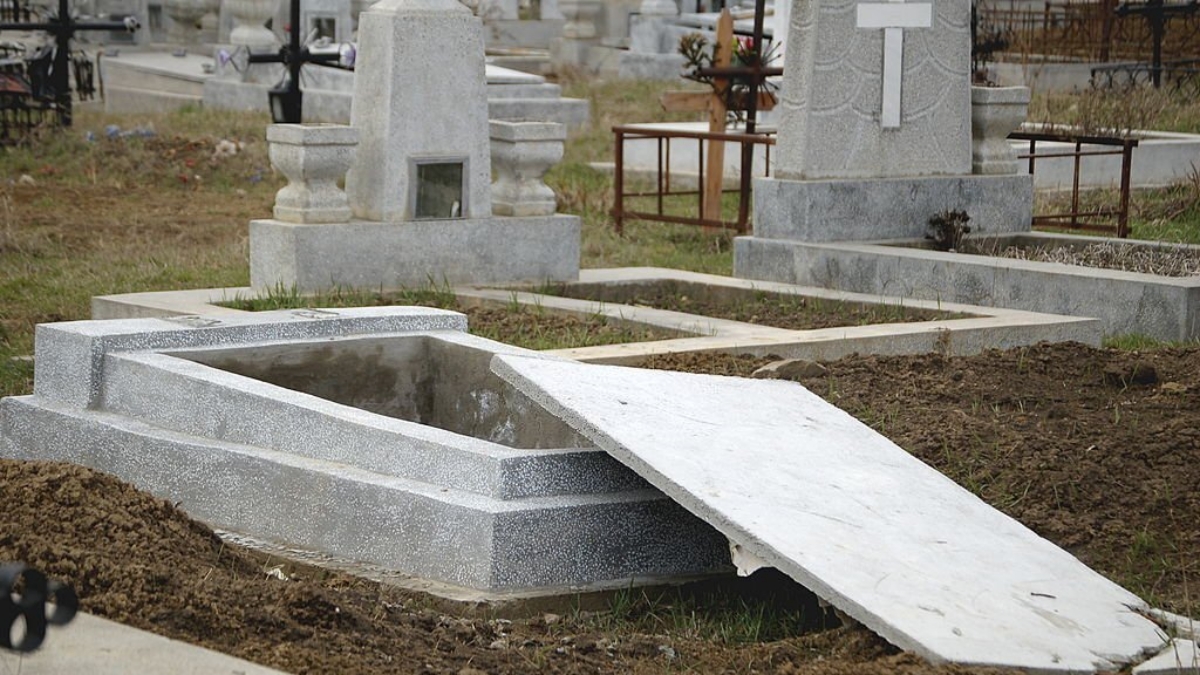 Lidská mrtvola „žije“ i po 12 měsících v rakvi. Rozklad má několik fází, nakonec vybouchne jako zkvašený džus