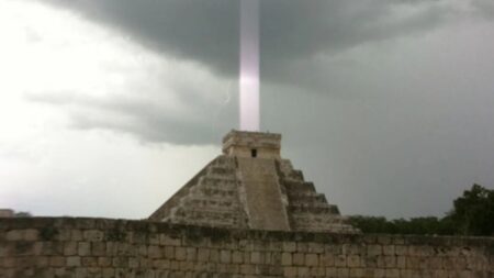 Starověké pyramidy po celém světě vysílají k nebi podivné paprsky energie. NASA vydala překvapivé prohlášení