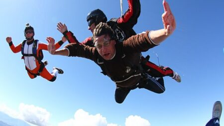 Extrémní záběry z tandemového seskoku padákem: Provazy se zamotaly a dvojice mířila plnou rychlostí k zemi
