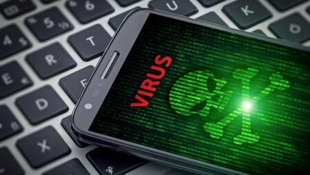 Telefon dlouho vytáčí nebo se náhle rozsvítí displej: Jak poznat, že je zařízení špehováno, a nepřijít tak o „svůj život“