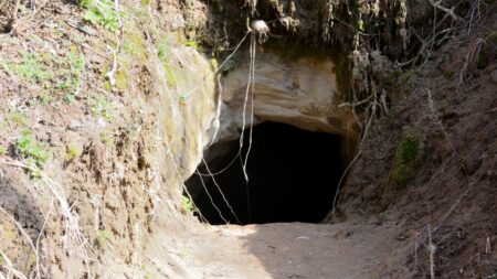 Farmář v roce 1835 náhodou objevil tajnou jeskyni pod svým polem. Uvnitř se skrývá něco nevídaného, historici si to nedokážou vysvětlit