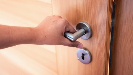 Je extrémně důležité spát se zavřenými dveřmi. Mezi 23:00 a 7:00 je ohrožení na bodu maxima