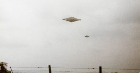 Nejčistší snímek UFO na světě: Záhadná fotografie byla objevena až po 32 letech, po zbylých pěti se ale slehla zem