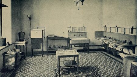 Na zotročených ženách prováděl ohavné experimenty. Přesto je oslavován jako „otec moderní gynekologie“