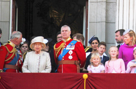 Druhý syn královny Alžběty II. se snažil zamávat s nástupnickým pořadím