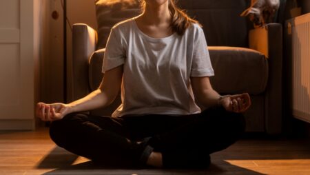 Stačí 2krát denně sedět v poklidu po dobu 20 minut a s tělem se začne dít spousta pozitivních věci