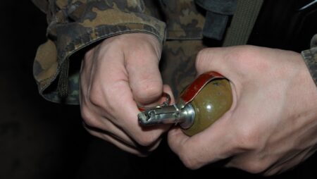 Jak přežít výbuch granátu: Z akčních filmů není radno si brát příklad. Rádoby záchrana situaci ještě zhorší