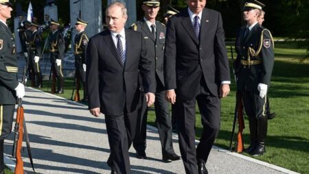 Proč Putin vždy chodí s pravou rukou u těla, jako by ji měl přilepenou: Nejde o náhodu