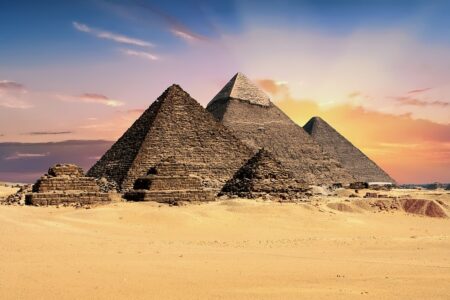 Tesla byl dlouhodobě fascinován egyptskými pyramidami a měl s nimi plány. Dokonce si postavil jednu vlastní