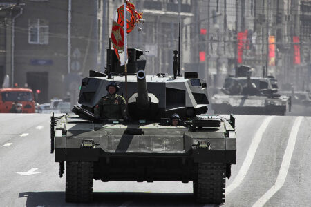 Ruský supertank T-14 byl zachycen v bahně na cvičišti. Video podněcuje spekulace o jeho nasazení