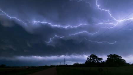 Proč je sprchování a mytí nádobí během bouřky rizikové