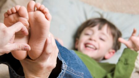 Lechtání může ublížit dítěti i dospělému: Smích vždy neznamená zábavu, může to přejít až k týrání