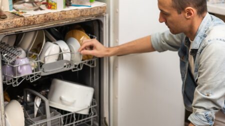 Co přesně se děje uvnitř zapnuté myčky nádobí: Zvědavý chlapík do ní dal kameru a ukázal celý proces