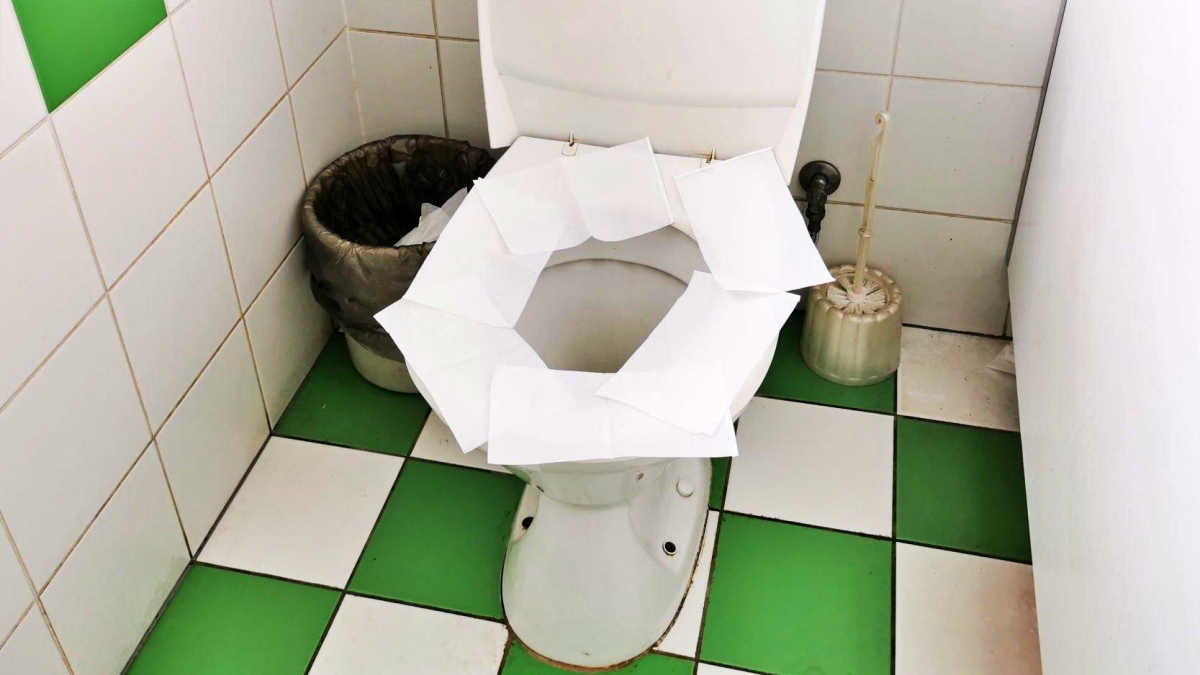 Obkládat prkýnko toaletním papírem, či ne? Před bičenkou neochrání, ale „něco chytnout“ je téměř nemožné