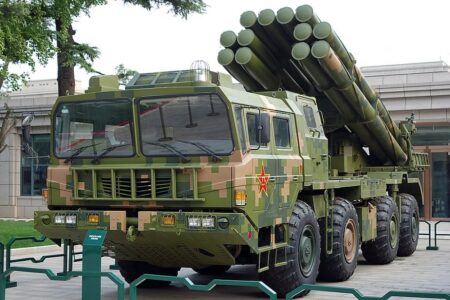 Čína nabízí do zahraničí vyspělý systém s balistickými raketami. Konkuruje ruským Iskanderům, ale má být levnější