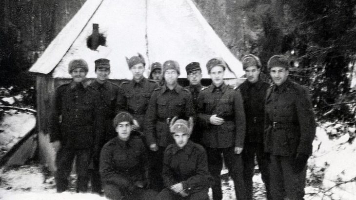 Finští židovští vojáci před modlitebnou