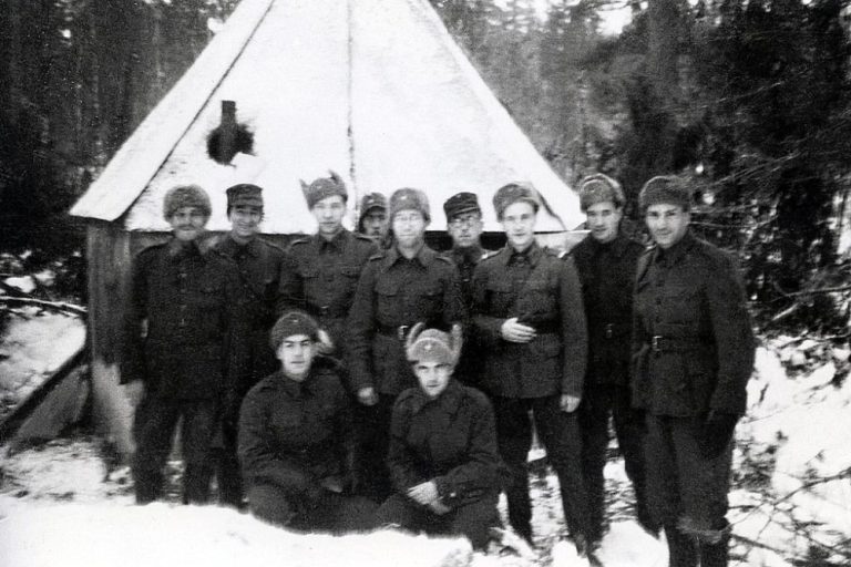 Finští židovští vojáci před modlitebnou