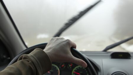 Několik rad pro záchranu života, pokud jedete v mlze: Obzvláště důležité jsou na dálnici