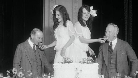 Nejslavnější siamská dvojčata: Matka se jich zřekla, vychovatelé na nich chtěli jen vydělat peníze. Zachránil je až kouzelník Houdini