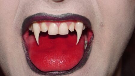 Skutečný upír pije krev svých milovaných. Jeho úchylka se zrodila před 23 lety, kdy poprvé ochutnal vlastní