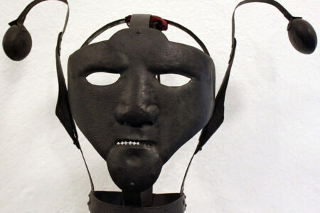 Manžel mohl ženě nasadit masku, aby nemohla „drbat“: Osten bodal do jazyku, po ulici musela chodit na vodítku