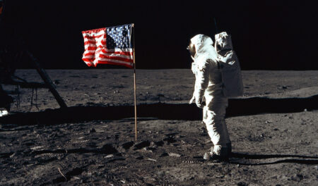 Konspirační teoretikové věří, že NASA přistání na Měsíci nafingovala. Proto byl vyslán průzkumný orbiter, aby našel důkazy