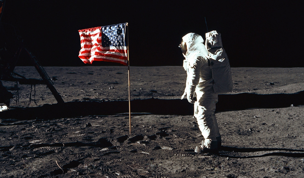 Konspirační teoretikové věří, že NASA přistání na Měsíci nafingovala. Proto byl vyslán průzkumný orbiter, aby našel důkazy