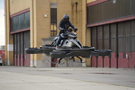 Sci-fi se stává skutečností: Létající motocykl jako z Hvězdných válek už je v prodeji, akorát stojí 17,5 milionu Kč