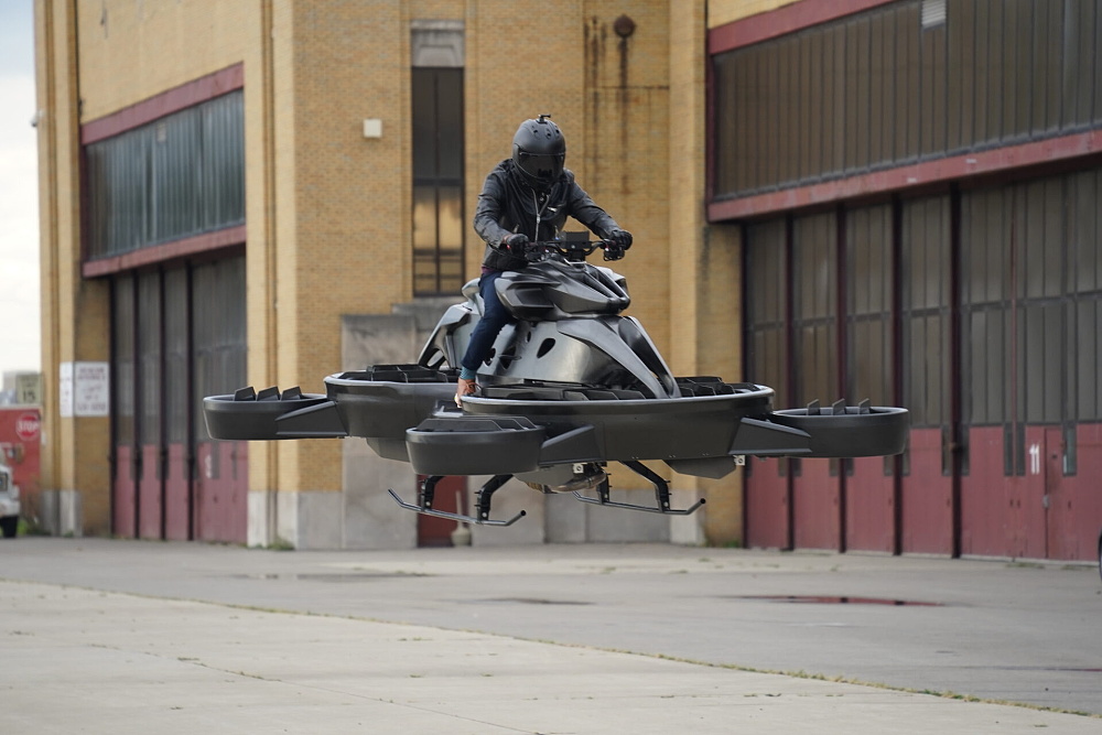 Sci-fi se stává skutečností: Létající motocykl jako z Hvězdných válek už je v prodeji, akorát stojí 17,5 milionu Kč