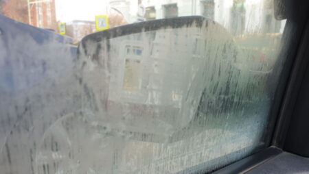 Pěna na holení najde uplatnění i v autě. Trvale zamezí mlžení skel, stejně jako i stelivo pro kočky