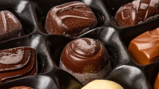 Proč čokoláda někdy zbělá: „Tukový květ“ neznamená, že je prošlá. Navíc se dá vrátit do původního stavu