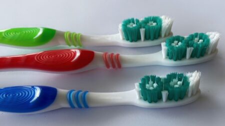Různé barvy štětin zubního kartáčku nejsou jen na ozdobu. Mají ochránit především děti
