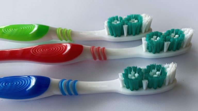 Barevné štětiny zubního kartáčku